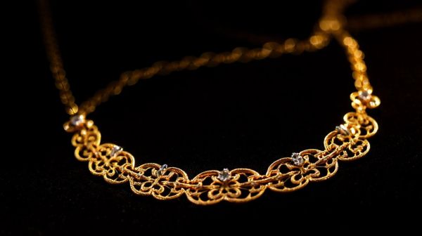 Top 10 bijoux dorés pour rehausser votre élégance